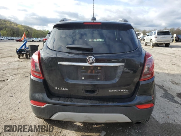 2020 Buick Encore Essence z VIN KL4CJGSB3LB033577, wystawiony jako Copart lot #53960845 z przebiegiem 57 581 mil mil oraz Szkody całkowita. Historia ofert i sprzedaży dostępna na DreamBid. Obrazek 6.