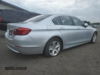 2013 BMW 5 Series 528i xDrive z VIN WBAXH5C54DD115031, wystawiony jako Copart lot #59045935 z przebiegiem 183 658 mil mil oraz Tytuł czysty. Historia ofert i sprzedaży dostępna na DreamBid. Obrazek 3.