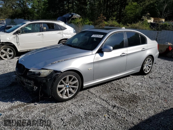 2009 BMW 3 Series 328i z VIN WBAPH77569NL85059, wystawiony jako Copart lot #51052645 z przebiegiem 136 283 mil mil oraz Szkody całkowita. Historia ofert i sprzedaży dostępna na DreamBid. Obrazek 1.