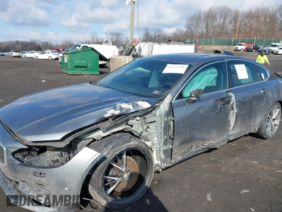 2018 Volvo S90 Momentum with VIN LVY982MK9JP023138, listed as a IAAI auction lot 41662118 with 143,464 mi miles. Bid and sale history available at carsss.com. Image 6.