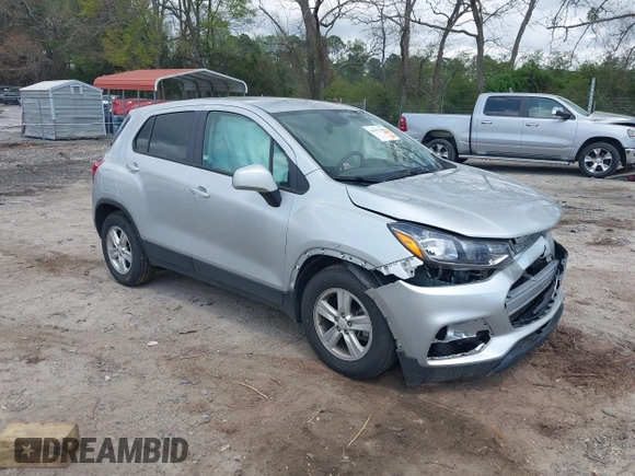 2021 Chevrolet Trax LS z VIN KL7CJKSB3MB334180, wystawiony jako IAAI lot #41951382 z przebiegiem 44 331 mil mil oraz . Historia ofert i sprzedaży dostępna na DreamBid. Obrazek 1.