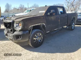 2018 GMC Sierra 2500HD SLT z VIN 1GT12TEY0JF190122, wystawiony jako Copart lot #47228225 z przebiegiem Nie podano mil oraz Szkoda całkowita • Salvage title. Historia ofert i sprzedaży dostępna na DreamBid. Obrazek 1.