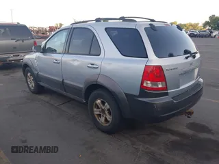 2005 Kia Sorento LX z VIN KNDJC733355366104, wystawiony jako IAAI lot #42493698 z przebiegiem 182 967 mil mil oraz . Historia ofert i sprzedaży dostępna na DreamBid. Obrazek 3.