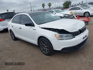 2014 Volkswagen Jetta S z VIN 3VW2K7AJ6EM233000, wystawiony jako IAAI lot #41895391 z przebiegiem 130 692 mil mil oraz . Historia ofert i sprzedaży dostępna na DreamBid. Obrazek 1.