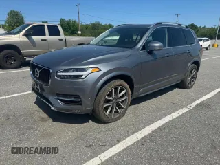 2016 Volvo XC90 T6 Momentum z VIN YV4A22PK3G1075472, wystawiony jako Copart lot #59800535 z przebiegiem 96 270 mil mil oraz Czysty tytuł • Clean title. Historia ofert i sprzedaży dostępna na DreamBid. Obrazek 2.