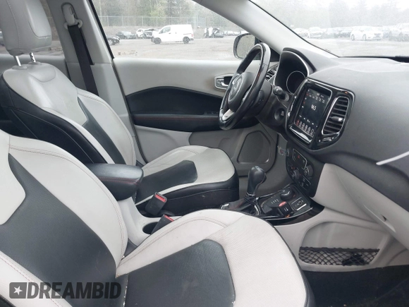 2020 Jeep Compass Limited z VIN 3C4NJDCB0LT233570, wystawiony jako IAAI lot #42182241 z przebiegiem 59 858 mil mil oraz . Historia ofert i sprzedaży dostępna na DreamBid. Obrazek 5.