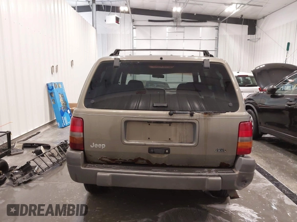 1997 Jeep Grand Cherokee Laredo with VIN 1J4GZ58S2VC746778, listed as a IAAI auction lot 41225925 with 196,679 mi miles. Bid and sale history available at carsss.com. Image 17.