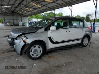 2008 Nissan Versa S z VIN 3N1BC13EX8L444176, wystawiony jako Copart lot #55516445 z przebiegiem 135 005 mil mil oraz Szkoda całkowita • Salvage title. Historia ofert i sprzedaży dostępna na DreamBid. Obrazek 1.