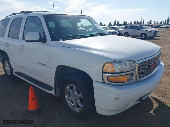 2002 GMC Yukon Denali with VIN 1GKEK63U32J186913, listed as a IAAI auction lot 42030562 with 220,156 mi miles. Bid and sale history available at carsss.com. Image 1.