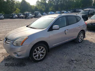 2011 Nissan Rogue SV z VIN JN8AS5MV1BW294370, wystawiony jako Copart lot #60527825 z przebiegiem 170 764 mil mil oraz Czysty tytuł • Clean title. Historia ofert i sprzedaży dostępna na DreamBid. Obrazek 1.