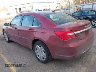 2014 Chrysler 200 LX z VIN 1C3CCBAB8EN211705, wystawiony jako IAAI lot #41835522 z przebiegiem 103 310 mil mil oraz . Historia ofert i sprzedaży dostępna na DreamBid. Obrazek 2.