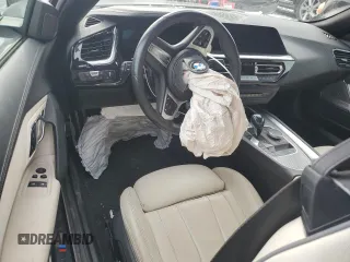 2021 BMW Z4 sDriveM40i z VIN WBAHF9C08MWX37657, wystawiony jako Copart lot #44117355 z przebiegiem Nie podano mil oraz Szkody całkowita. Historia ofert i sprzedaży dostępna na DreamBid. Obrazek 8.
