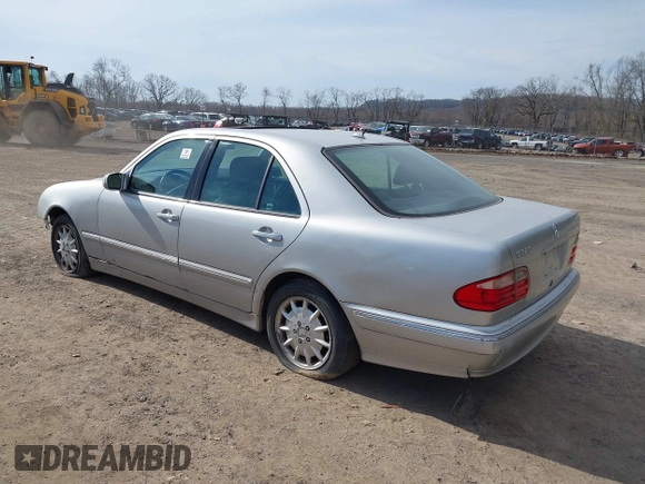 2000 Mercedes-Benz E-Class with VIN WDBJF82J0YX037784, listed as a IAAI auction lot 41768970 with 144,062 mi miles. Bid and sale history available at carsss.com. Image 3.
