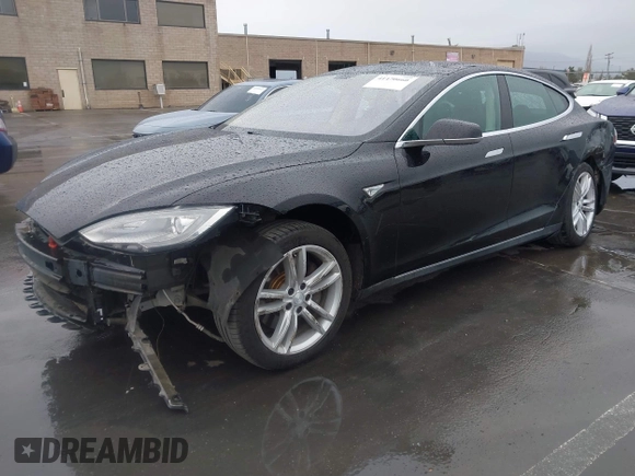 2013 Tesla Model S with VIN 5YJSA1CN0DFP20053, listed as a IAAI auction lot 41470660 with 61,568 mi miles and . Bid and sale history available at DreamBid. Image 2.