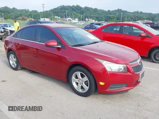 2014 Chevrolet Cruze 1LT z VIN 1G1PC5SB7E7343512, wystawiony jako IAAI lot #42478200 z przebiegiem 153 270 mil mil oraz . Historia ofert i sprzedaży dostępna na DreamBid. Obrazek 1.