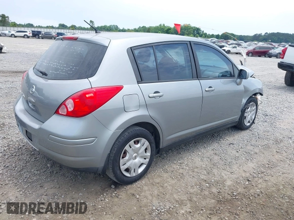 2011 Nissan Versa S z VIN 3N1BC1CP3BL360225, wystawiony jako IAAI lot #42213373 z przebiegiem 250 766 mil mil oraz . Historia ofert i sprzedaży dostępna na DreamBid. Obrazek 4.