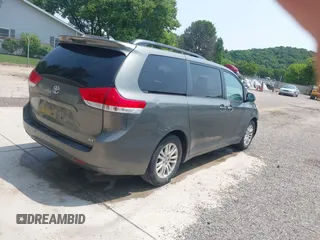 2011 Toyota Sienna XLE AAS z VIN 5TDYK3DC3BS146444, wystawiony jako IAAI lot #42390511 z przebiegiem 230 091 mil mil oraz . Historia ofert i sprzedaży dostępna na DreamBid. Obrazek 4.