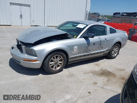 2007 Ford Mustang Deluxe z VIN 1ZVFT80N275244240, wystawiony jako IAAI lot #42279817 z przebiegiem 204 840 mil mil oraz . Historia ofert i sprzedaży dostępna na DreamBid. Obrazek 2.