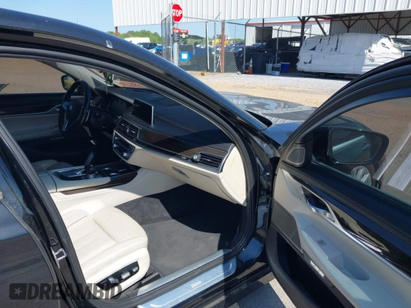 2016 BMW 7 Series 740i with VIN WBA7E2C55GG547752, listed as a IAAI auction lot 41992704 with Not Provided miles and . Bid and sale history available at carsss.com. Image 5.
