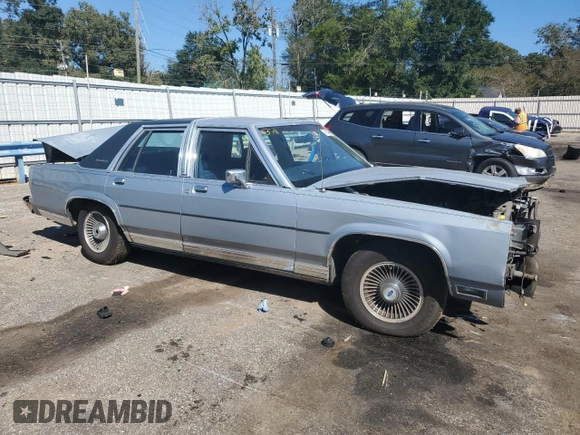 1989 Ford Crown Victoria z VIN 2FABP74F2KX141884, wystawiony jako Copart lot #74934494 z przebiegiem 84 761 mil mil oraz Szkoda całkowita • Salvage title. Historia ofert i sprzedaży dostępna na DreamBid. Obrazek 4.