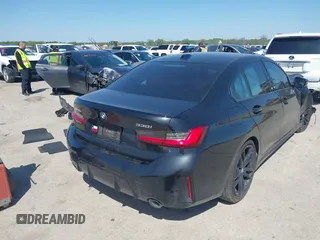 2024 BMW 3 Series 330i z VIN 3MW69FF05R8E87402, wystawiony jako IAAI lot #41973084 z przebiegiem 3 529 mil mil oraz . Historia ofert i sprzedaży dostępna na DreamBid. Obrazek 4.