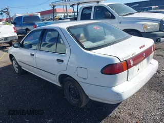1997 Nissan Sentra XE z VIN 3N1AB41D2VL009030, wystawiony jako IAAI lot #41732648 z przebiegiem 266 188 mil mil oraz . Historia ofert i sprzedaży dostępna na DreamBid. Obrazek 3.