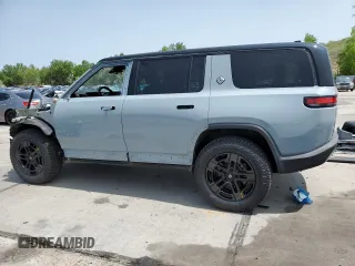 2025 Rivian R1S Adventure z VIN 7PDSGBBA2SN051004, wystawiony jako Copart lot #58999005 z przebiegiem 786 mil mil oraz Szkoda całkowita • Salvage title. Historia ofert i sprzedaży dostępna na DreamBid. Obrazek 2.