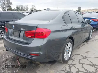 2016 BMW 3 Series 328i z VIN WBA8E9G53GNT85817, wystawiony jako IAAI lot #41765637 z przebiegiem 130 719 mil mil oraz . Historia ofert i sprzedaży dostępna na DreamBid. Obrazek 4.
