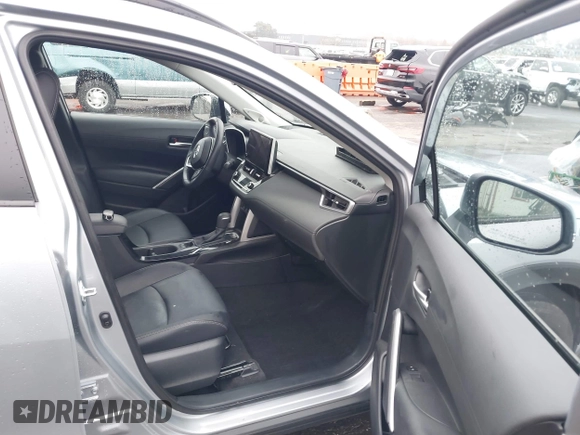 2023 Toyota Corolla Cross XLE z VIN 7MUDAABG0PV077852, wystawiony jako IAAI lot #41313640 z przebiegiem 23 201 mil mil oraz . Historia ofert i sprzedaży dostępna na DreamBid. Obrazek 5.