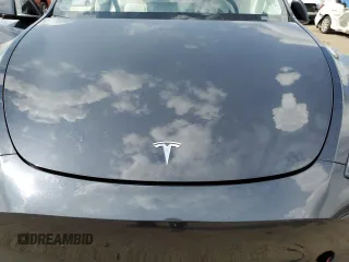 2024 Tesla Model Y Long Range z VIN 7SAYGAEE7RF123224, wystawiony jako Copart lot #58410545 z przebiegiem Nie podano mil oraz Szkoda całkowita • Salvage title. Historia ofert i sprzedaży dostępna na DreamBid. Obrazek 11.
