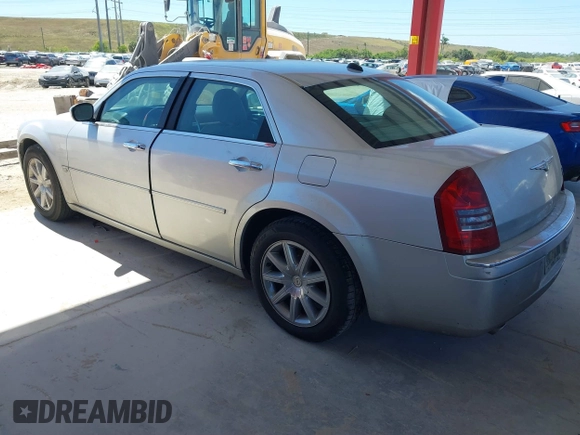 2005 Chrysler 300 with VIN 2C3AA63HX5H125777, listed as a IAAI auction lot 41843281 with 115,034 mi miles. Bid and sale history available at carsss.com. Image 3.