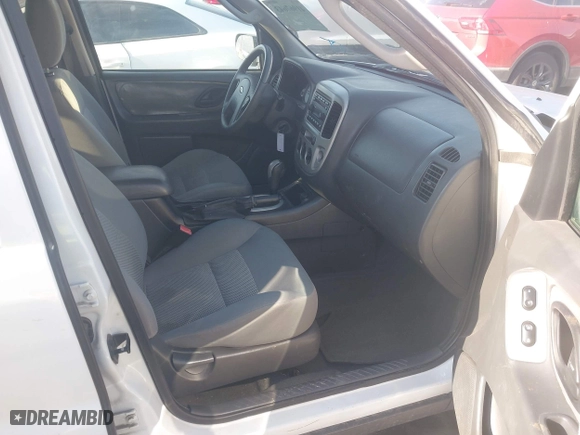 2005 Ford Escape XLT with VIN 1FMYU93175KE47383, listed as a IAAI auction lot 41967643 with 153,036 mi miles. Bid and sale history available at carsss.com. Image 5.