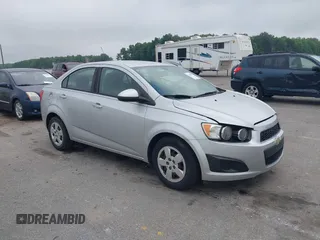 2015 Chevrolet Sonic LS z VIN 1G1JA5SH0F4116424, wystawiony jako IAAI lot #42409943 z przebiegiem 180 200 mil mil oraz . Historia ofert i sprzedaży dostępna na DreamBid. Obrazek 1.