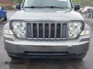 2012 Jeep Liberty Sport Latitude z VIN 1C4PJMAK1CW170372, wystawiony jako IAAI lot #42332614 z przebiegiem 109 860 mil mil oraz . Historia ofert i sprzedaży dostępna na DreamBid. Obrazek 6.