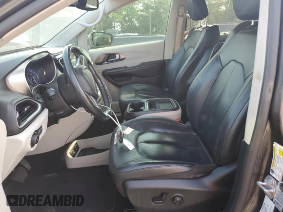 2020 Chrysler Pacifica Touring L with VIN 2C4RC1BG5LR124953, listed as a Copart auction lot 59874695 with 67,855 mi miles and Salvage title. Bid and sale history available at DreamBid. Image 7.