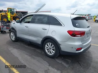 2019 Kia Sorento L z VIN 5XYPG4A36KG593306, wystawiony jako IAAI lot #42084345 z przebiegiem 115 241 mil mil oraz . Historia ofert i sprzedaży dostępna na DreamBid. Obrazek 3.