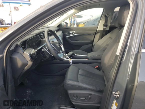 2024 Audi Q8 e-tron Premium Plus z VIN WA15AAGE8RB038873, wystawiony jako Copart lot #76623264 z przebiegiem 5 993 mil mil oraz Szkoda całkowita • Salvage title. Historia ofert i sprzedaży dostępna na DreamBid. Obrazek 7.