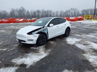 2024 Tesla Model Y Long Range z VIN 7SAYGDEE5RA326577, wystawiony jako IAAI lot #41531364 z przebiegiem 5353 mil mil oraz . Historia ofert i sprzedaży dostępna na DreamBid. Obrazek 2.