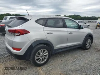2016 Hyundai Tucson SE z VIN KM8J23A46GU242131, wystawiony jako Copart lot #57599675 z przebiegiem 76 940 mil mil oraz Czysty tytuł • Clean title. Historia ofert i sprzedaży dostępna na DreamBid. Obrazek 3.