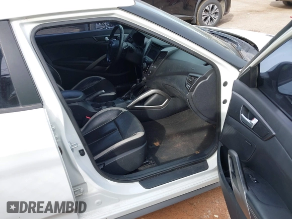 2013 Hyundai Veloster Turbo z VIN KMHTC6AE2DU128607, wystawiony jako IAAI lot #41788836 z przebiegiem 115 500 mil mil oraz . Historia ofert i sprzedaży dostępna na DreamBid. Obrazek 5.