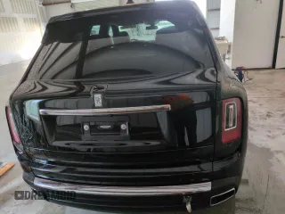 2023 Rolls-Royce Cullinan z VIN SLATV4C07PU218187, wystawiony jako Copart lot #74289364 z przebiegiem 5705 mil mil oraz Szkody całkowita. Historia ofert i sprzedaży dostępna na DreamBid. Obrazek 6.