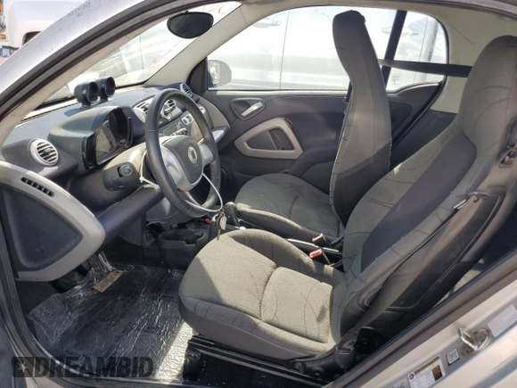 2016 Smart fortwo Passion z VIN WMEEJ9AA5GK844503, wystawiony jako Copart lot #63364244 z przebiegiem Nie podano mil oraz Czysty tytuł • Clean title. Historia ofert i sprzedaży dostępna na DreamBid. Obrazek 7.