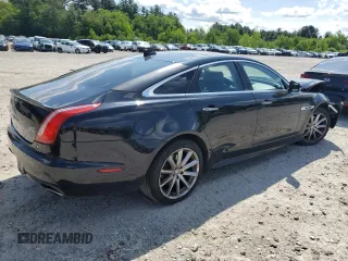 2016 Jaguar XJ R-Sport z VIN SAJWJ1CD8G8V95608, wystawiony jako Copart lot #59103615 z przebiegiem 119 066 mil mil oraz Szkoda całkowita • Salvage title. Historia ofert i sprzedaży dostępna na DreamBid. Obrazek 3.