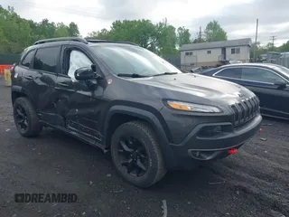2017 Jeep Cherokee Trailhawk z VIN 1C4PJMBS6HW577058, wystawiony jako IAAI lot #42220033 z przebiegiem 111 623 mil mil oraz . Historia ofert i sprzedaży dostępna na DreamBid. Obrazek 1.
