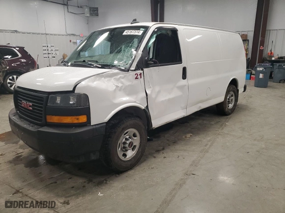2022 GMC Savana Cargo Van with VIN 1GTW7AFP3N1290963, listed as a Copart auction lot 45167374 with 43,924 mi miles and Salvage Title. Bid and sale history available at carsss.com. Image 1.