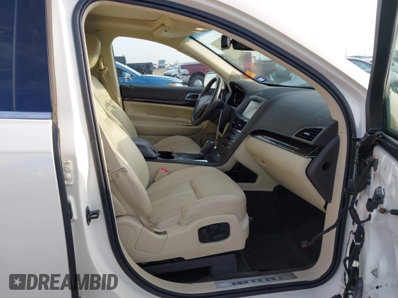 2014 Lincoln MKT EcoBoost z VIN 2LMHJ5AT3EBL50329, wystawiony jako IAAI lot #41434832 z przebiegiem 110 083 mil mil oraz . Historia ofert i sprzedaży dostępna na DreamBid. Obrazek 5.