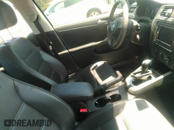 2014 Volkswagen Jetta SE z VIN 3VWD17AJ1EM412833, wystawiony jako IAAI lot #42351497 z przebiegiem 106 705 mil mil oraz . Historia ofert i sprzedaży dostępna na DreamBid. Obrazek 5.