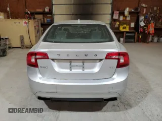 2014 Volvo S60 T5 z VIN YV1612FS9E2278834, wystawiony jako Copart lot #56123805 z przebiegiem 138 038 mil mil oraz Czysty tytuł • Clean title. Historia ofert i sprzedaży dostępna na DreamBid. Obrazek 6.