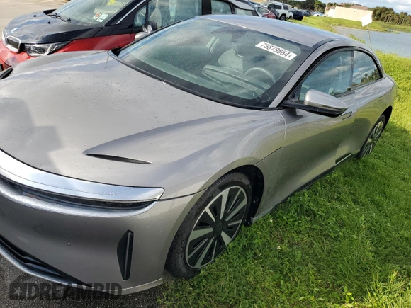 2024 Lucid Air Pure z VIN 50EA1PGA2RA005678, wystawiony jako Copart lot #73879864 z przebiegiem 1548 mil mil oraz Nie do naprawy. Historia ofert i sprzedaży dostępna na DreamBid. Obrazek 1.