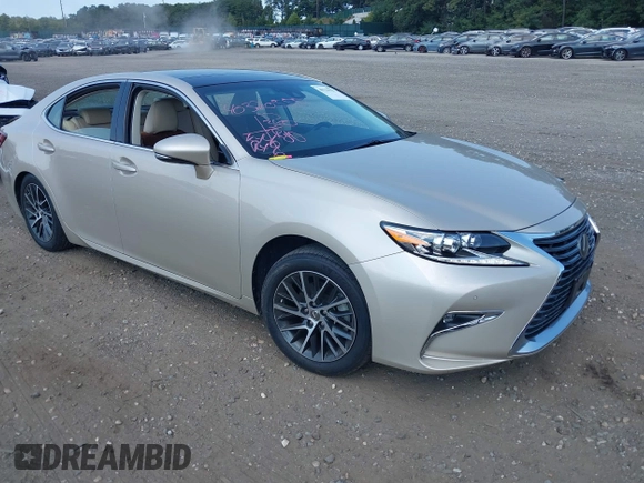 2018 Lexus ES with VIN 58ABK1GG0JU111819, listed as a IAAI auction lot 40320555 with 32,194 mi miles. Bid and sale history available at carsss.com. Image 1.